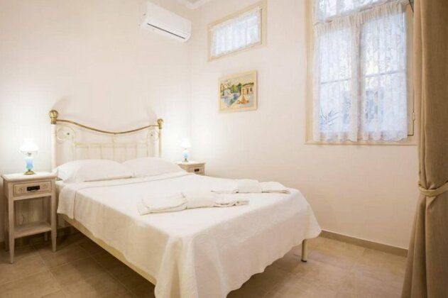 Neoclassical apartment for 2 people in Piraeus