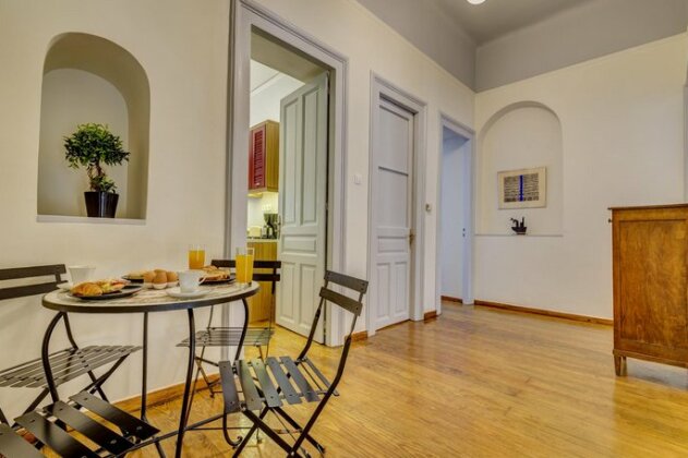 Neoclassical Apt with Garden View - Photo5