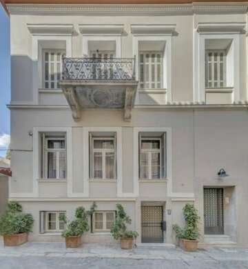 Neoclassical Apt with Garden View