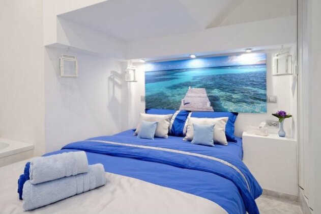 Santorini Style in Athens Plaza Luxury's Apartments - Photo2