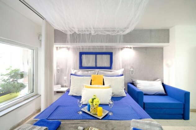 Santorini Style in Athens Plaza Luxury's Apartments - Photo3