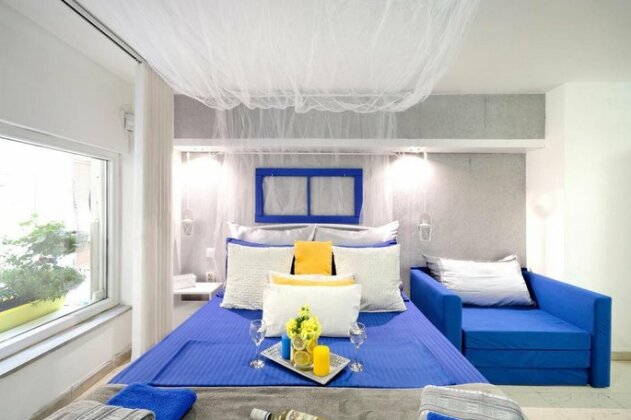Santorini Style in Athens Plaza Luxury's Apartments - Photo3
