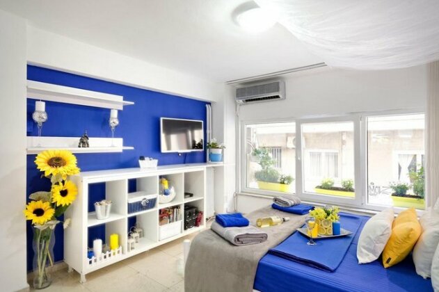 Santorini Style in Athens Plaza Luxury's Apartments - Photo4