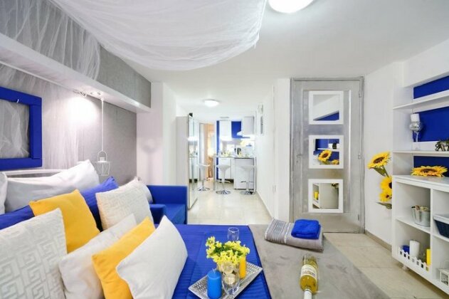 Santorini Style in Athens Plaza Luxury's Apartments - Photo5