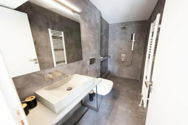 Super modern minimal flat nr metro & arch Museum - Photo4