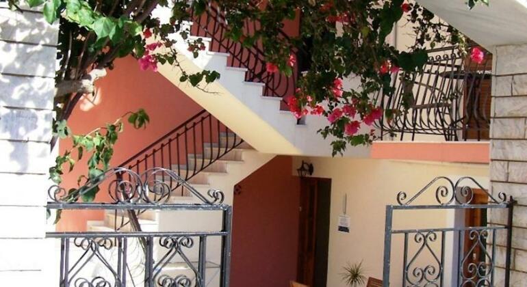Alexatos Studios & Apartments - Photo4