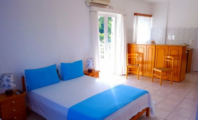 Blue White Hotel Studio Apartments - Photo2