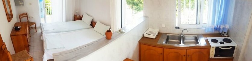 Blue White Hotel Studio Apartments - Photo4