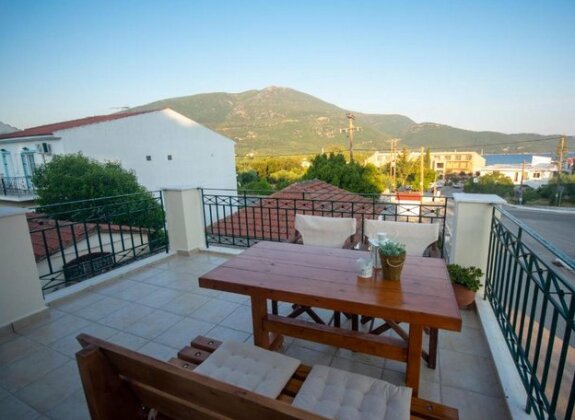 House of Hats - next to the coast - Karavomylos - Photo2