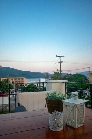 House of Hats - next to the coast - Karavomylos - Photo3
