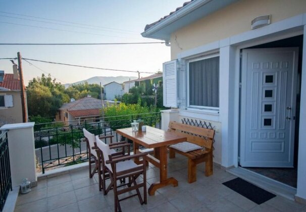 House of Hats - next to the coast - Karavomylos - Photo4