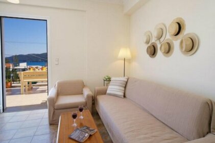 House of Hats - next to the coast - Karavomylos