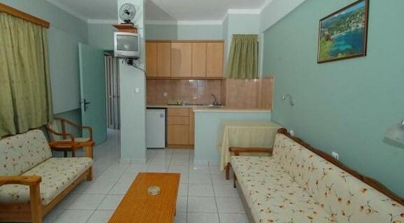 Makis Apartments & Restaurant - Photo4