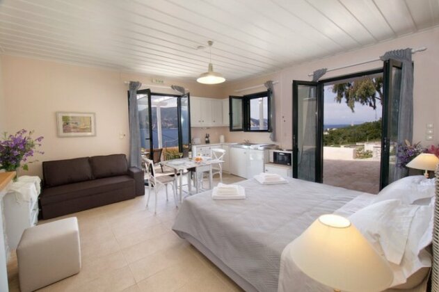 Martini Waterfront Suites - Photo2