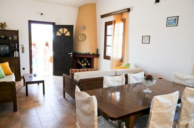 Minies Beach Villas - Photo5