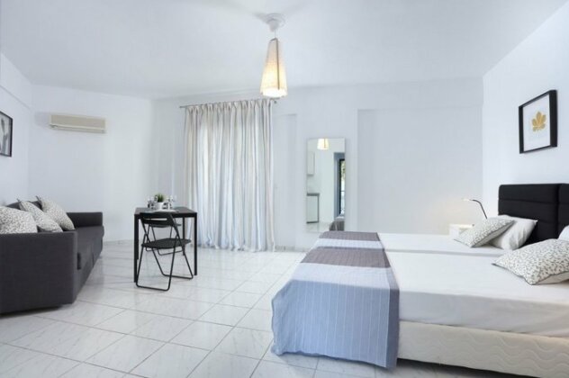 Natalie's Hotel & Apartments - Photo5