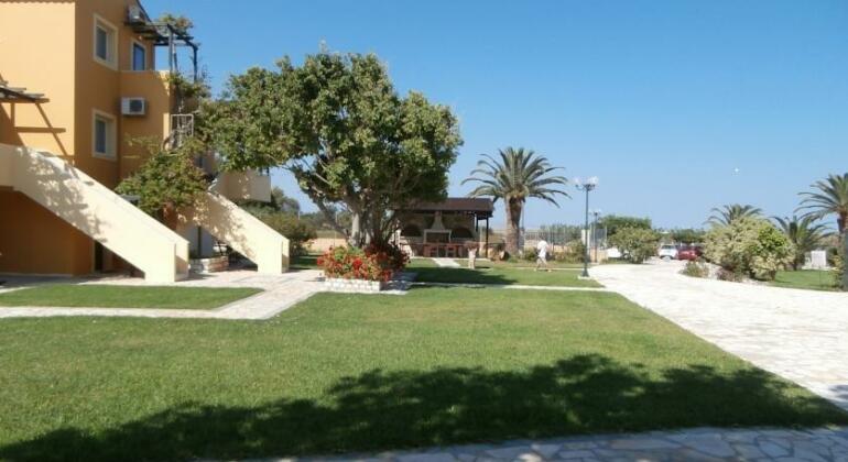 Sandy Beach Villas and Apartments - Photo2