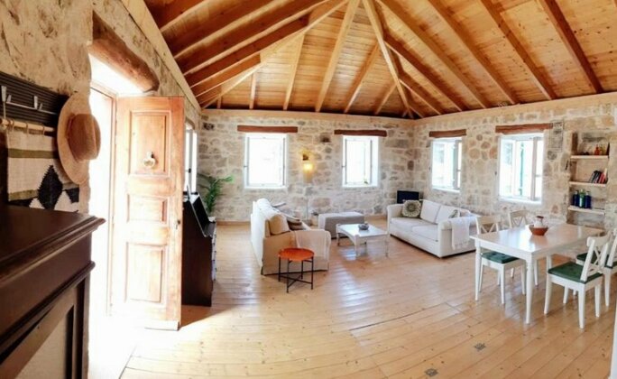 The House Light & Stone - Photo2