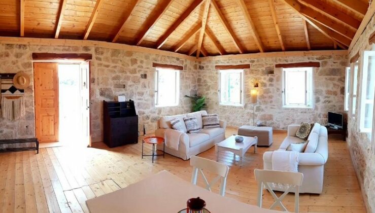 The House Light & Stone - Photo4