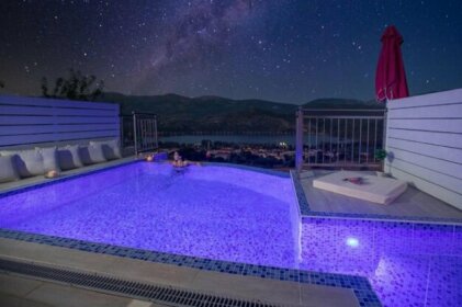 Villa L with Sea View & Pool