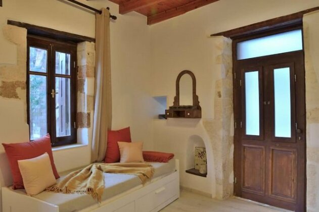 Charming stone corner house - Photo2