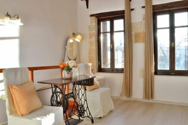 Charming stone corner house - Photo3