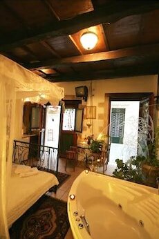Ifigenia Luxury Suites - Photo4