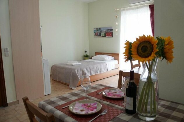 Sunshine Studio Apartment - Photo2