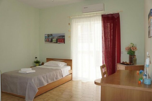 Sunshine Studio Apartment - Photo4
