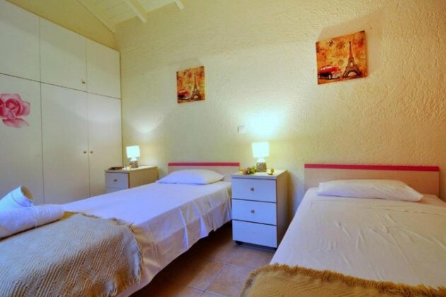  Photo 1