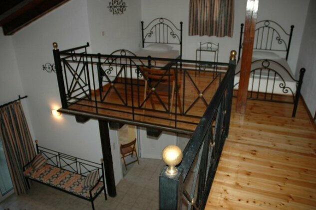 Iron House - Photo2