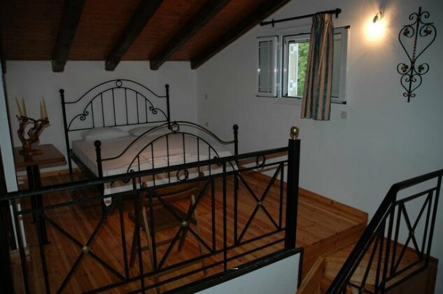 Iron House - Photo3