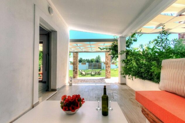 Issos Beach Villa - Photo4