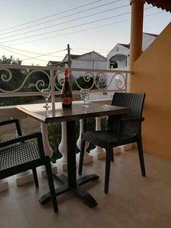 Jasmine Pool Bar & Apartments - Photo2