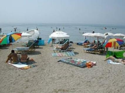 Leftis Romantica - Photo3