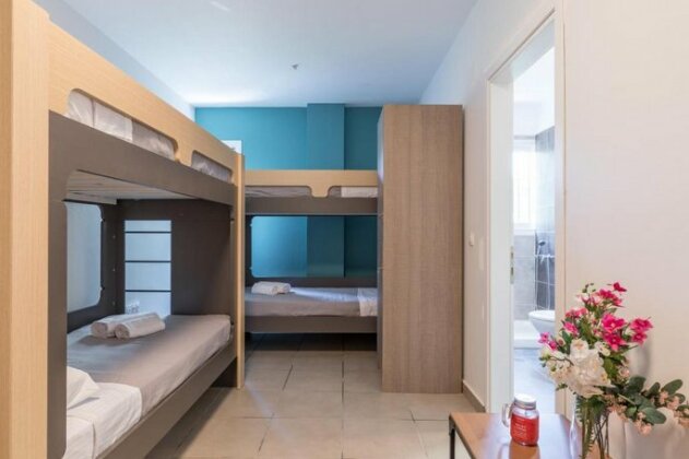 Local Hostel & Suites - Photo2