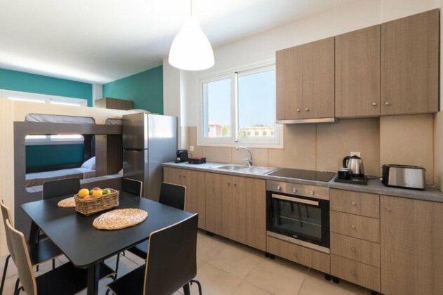 Local Hostel & Suites - Photo4