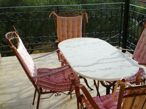 Makis & Bill Apartments - Photo2