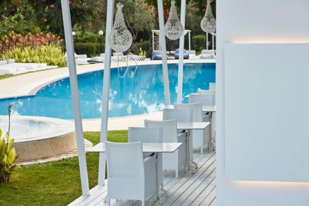 Mr and Mrs White Corfu - Photo4