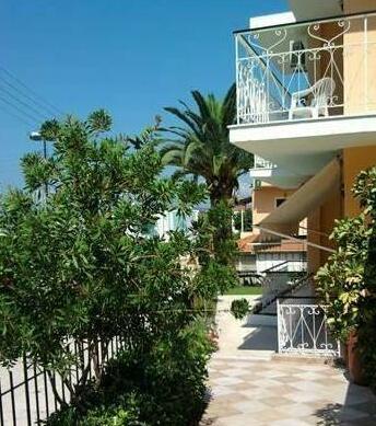 Palm Trees Studios & Apartments - Photo3