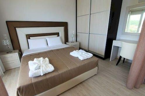 Paralia Luxury Suites - Photo5