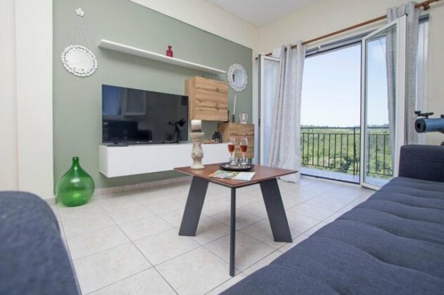 Sun-Splashed Skyline Apt - Photo2