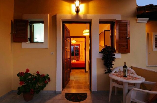 Theocharis Apartments - Photo2