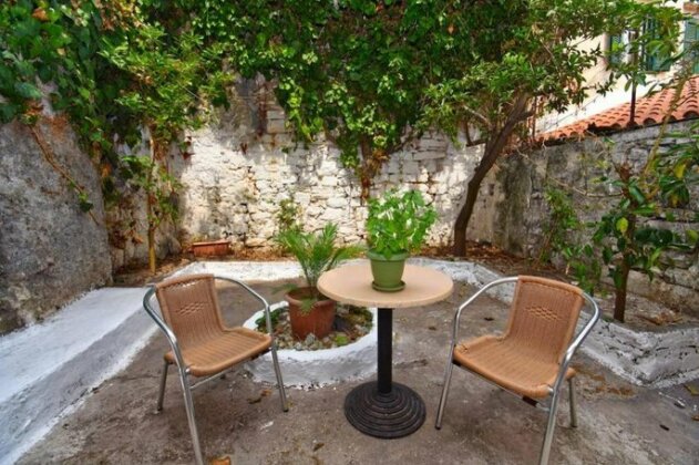 Traditional House with Ivy Garden - Photo2