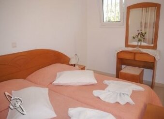 Tria Adelphia - Photo2