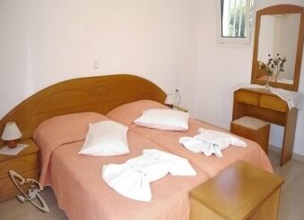 Tria Adelphia - Photo4