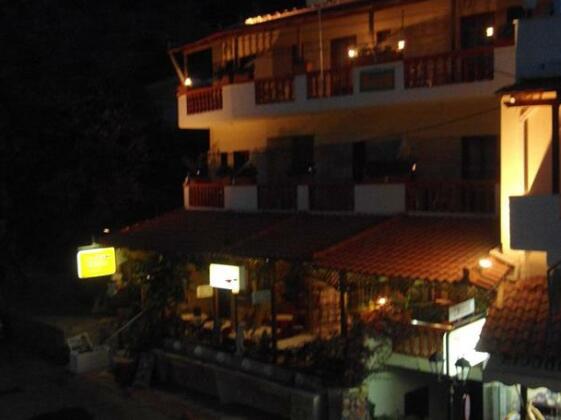 Costas Inn - Photo2