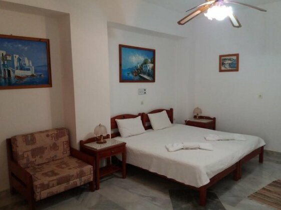 Costas Inn - Photo3