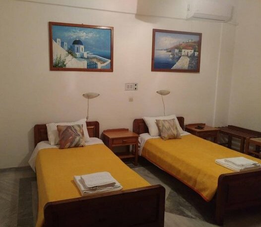 Costas Inn - Photo4