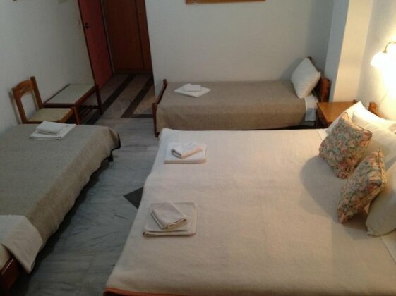 Costas Inn - Photo5